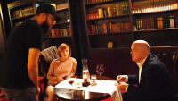 film Lenka Krobotová a David Novotný probírají scénu s režisérem Matějem Chlupáčkem.